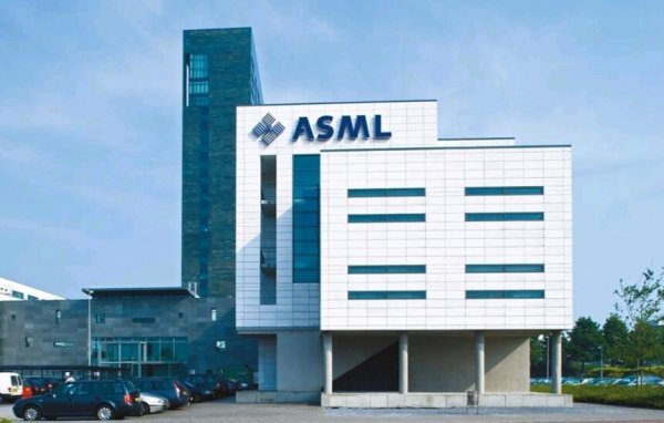 ASML's Historic Market Cap Surpasses $500 Billion on AI and Chip Demand